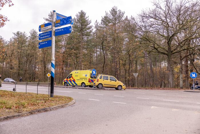 Twee auto's botsen op kruising