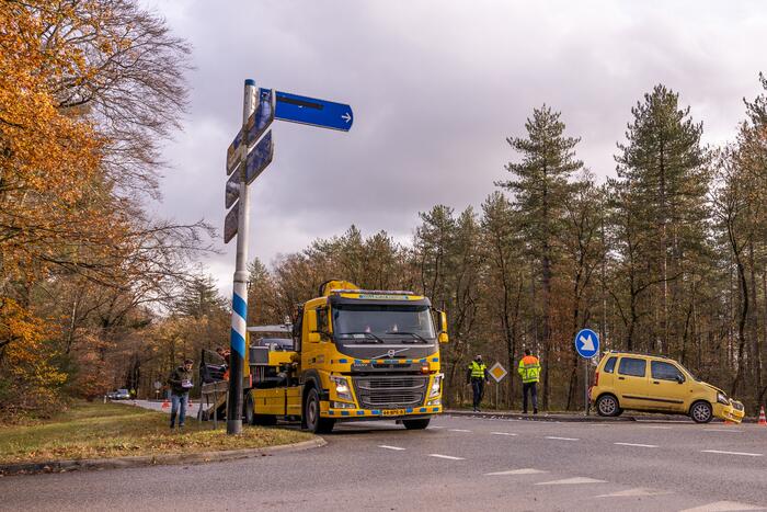 Twee auto's botsen op kruising