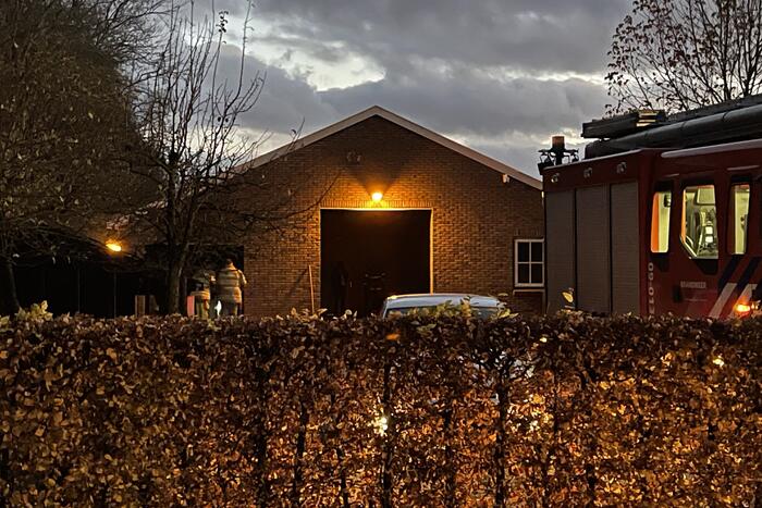 Koelkast in schuur vlam gevat