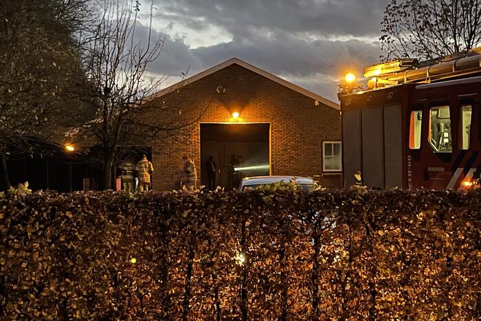 Koelkast in schuur vlam gevat