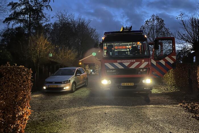 Koelkast in schuur vlam gevat