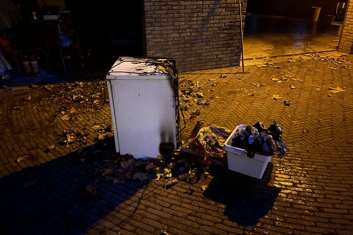 Koelkast in schuur vlam gevat