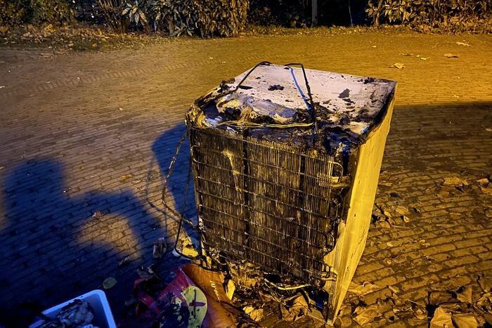 Koelkast in schuur vlam gevat