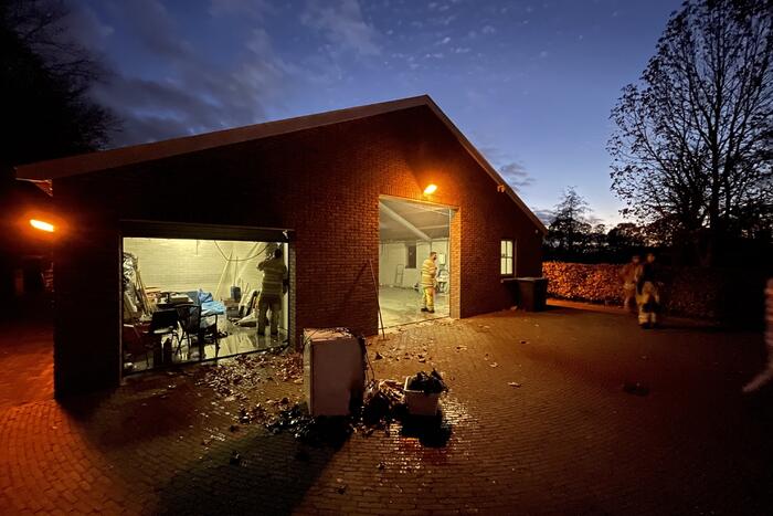 Koelkast in schuur vlam gevat