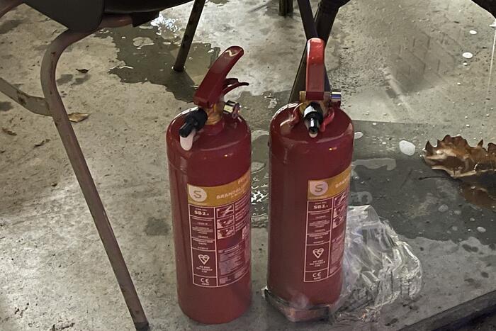 Koelkast in schuur vlam gevat