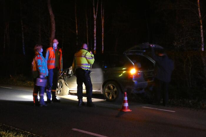 Auto botst op boom