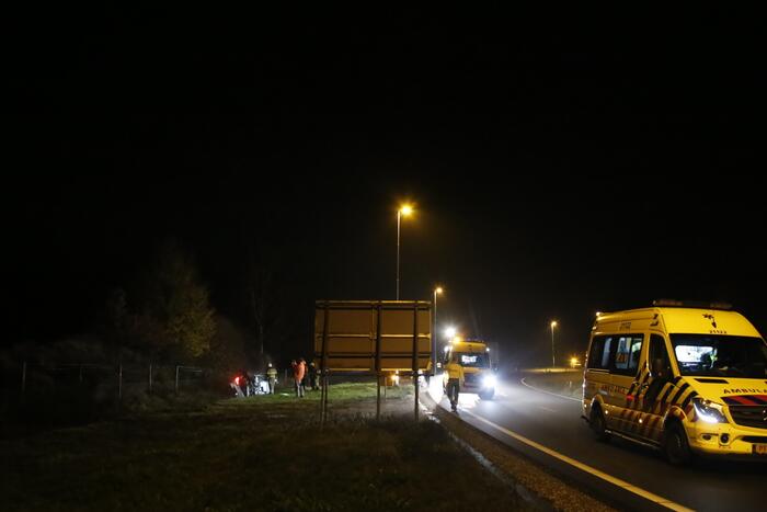 Auto belandt op z'n kant in sloot