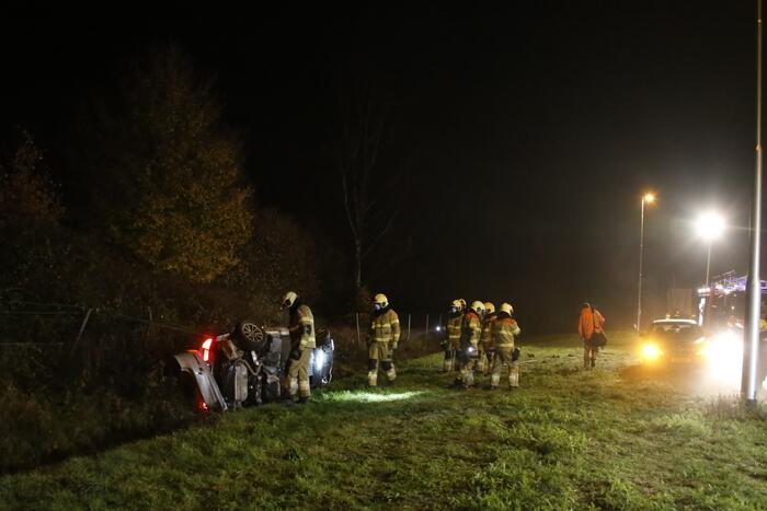 Auto belandt op z'n kant in sloot