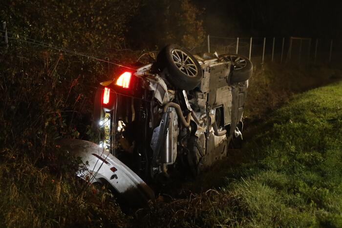 Auto belandt op z'n kant in sloot