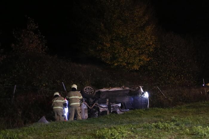 Auto belandt op z'n kant in sloot