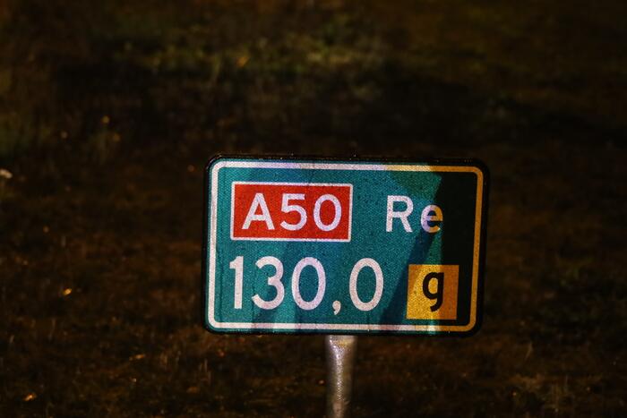 Auto belandt op z'n kant in sloot