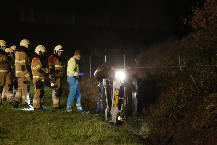 Auto belandt op z'n kant in sloot