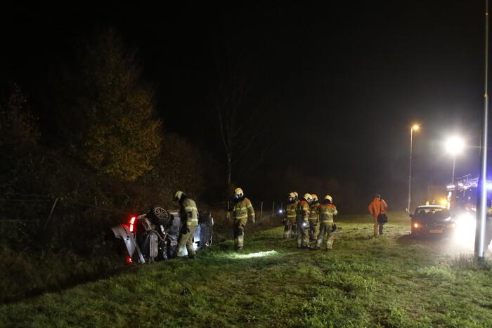 Auto belandt op z'n kant in sloot