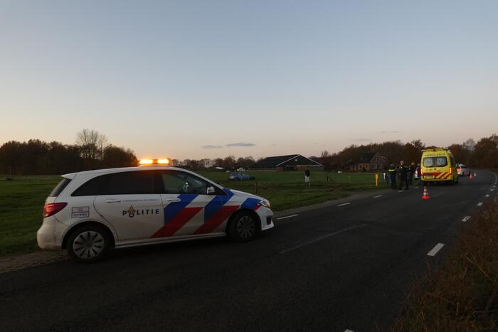 Automobilist belandt met zijn auto in weiland