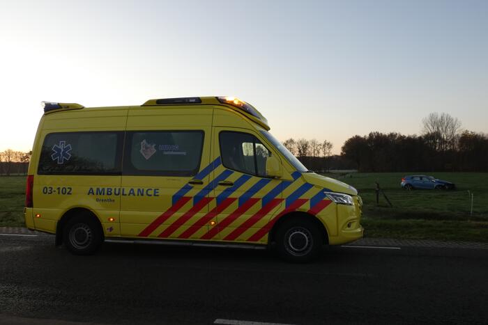 Automobilist belandt met zijn auto in weiland