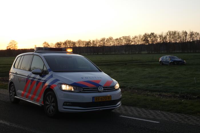 Automobilist belandt met zijn auto in weiland