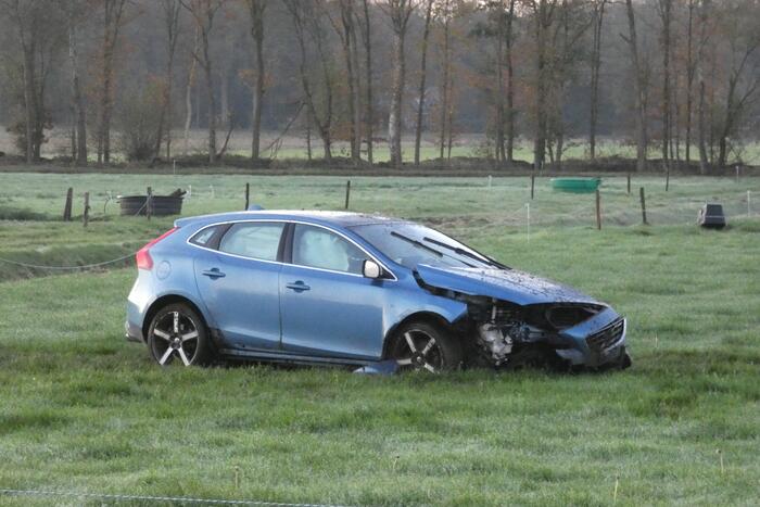 Automobilist belandt met zijn auto in weiland