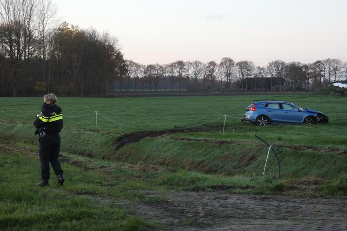 Automobilist belandt met zijn auto in weiland