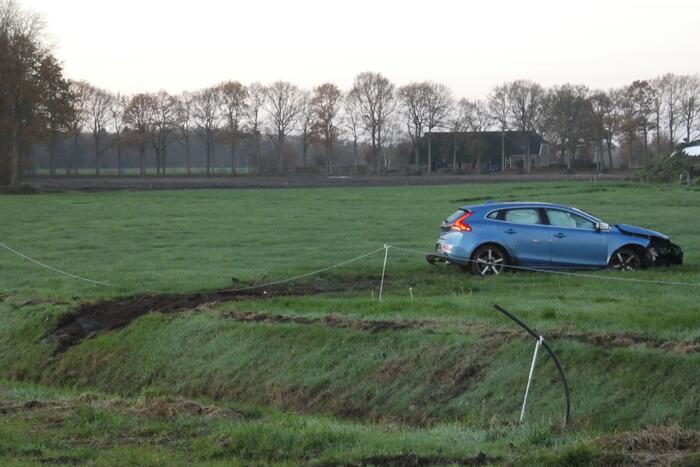 Automobilist belandt met zijn auto in weiland