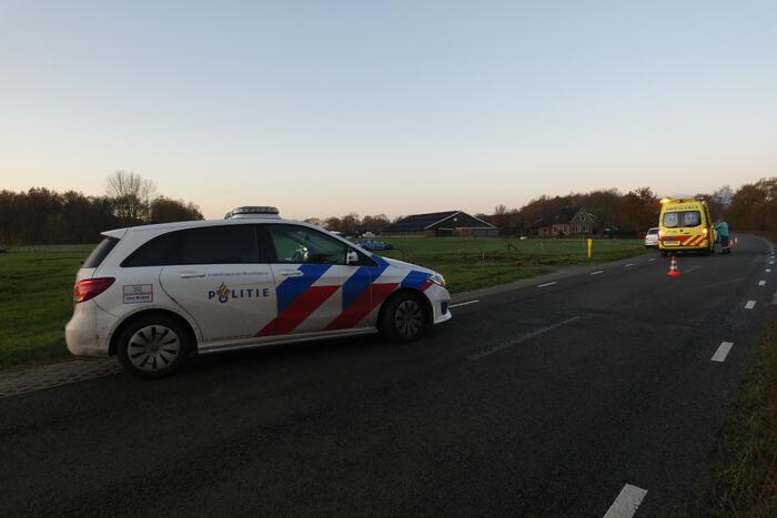 Automobilist belandt met zijn auto in weiland