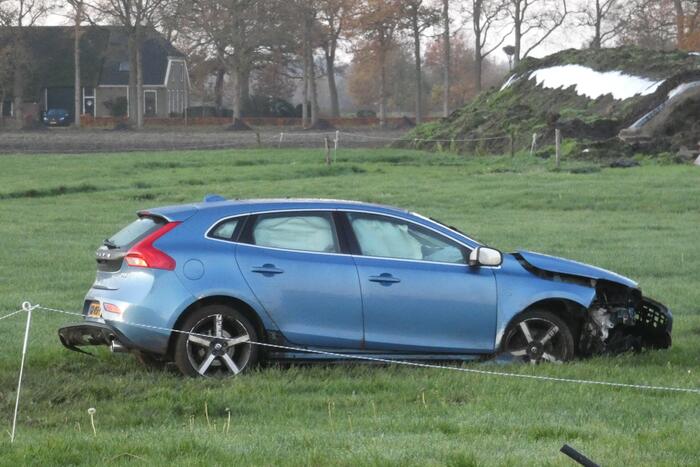 Automobilist belandt met zijn auto in weiland