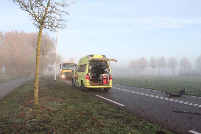 Twee auto's botsen frontaal op elkaar
