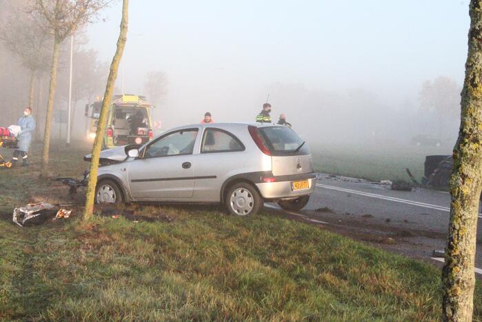 Twee auto's botsen frontaal op elkaar