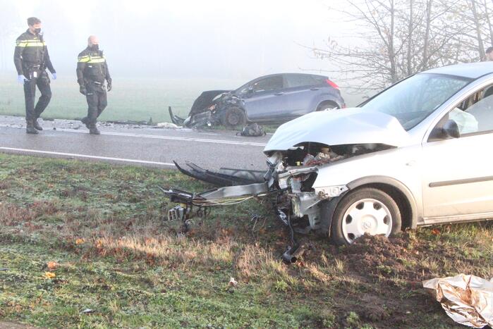 Twee auto's botsen frontaal op elkaar