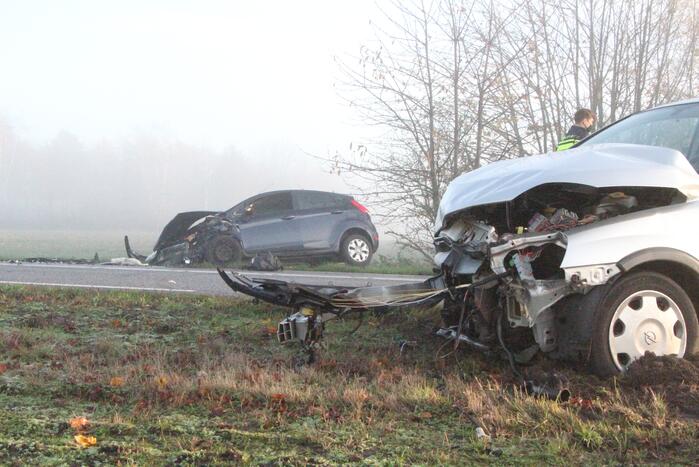 Twee auto's botsen frontaal op elkaar
