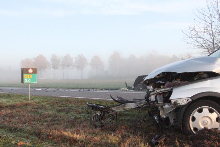 Twee auto's botsen frontaal op elkaar
