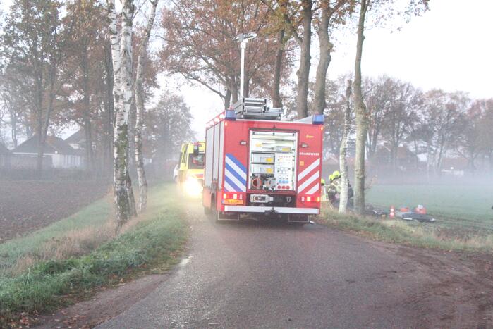 Auto vliegt uit de bocht en belandt in greppel