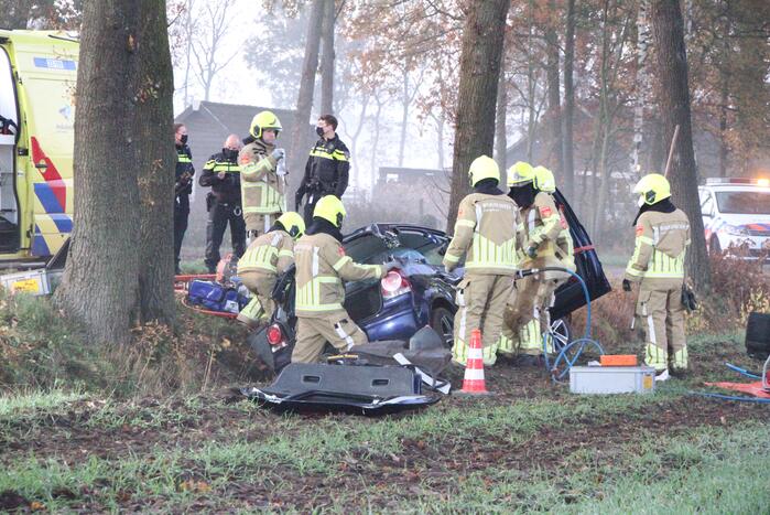 Auto vliegt uit de bocht en belandt in greppel