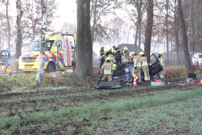 Auto vliegt uit de bocht en belandt in greppel