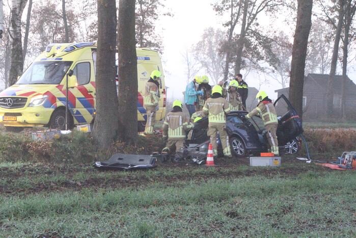Auto vliegt uit de bocht en belandt in greppel