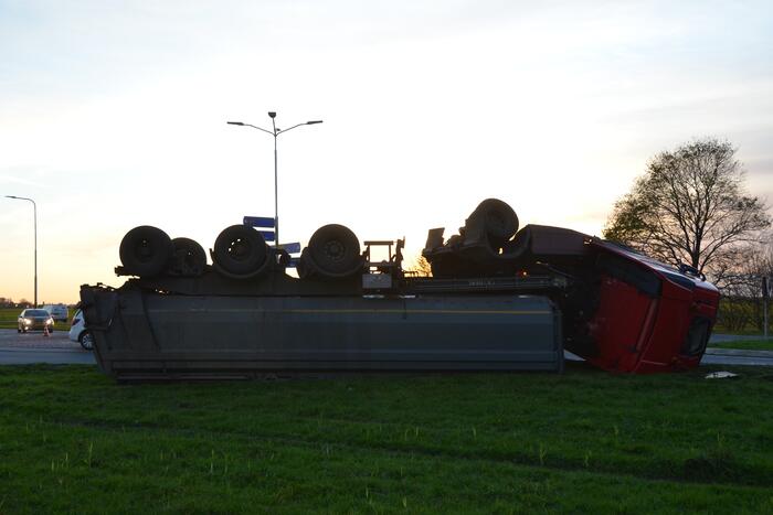 Vrachtwagen belandt op zijn kop in berm