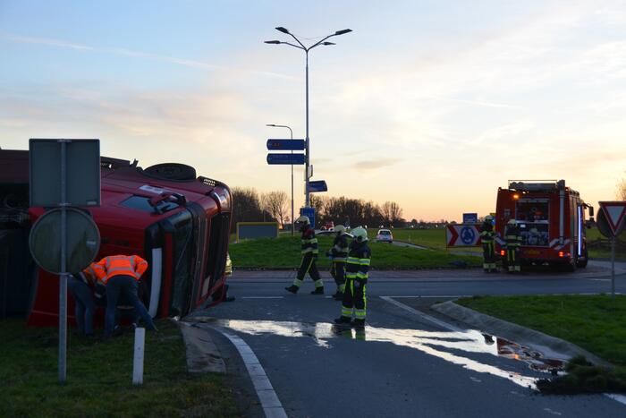 Vrachtwagen belandt op zijn kop in berm