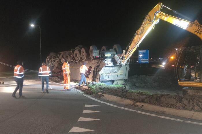 Vrachtwagen belandt op zijn kop in berm