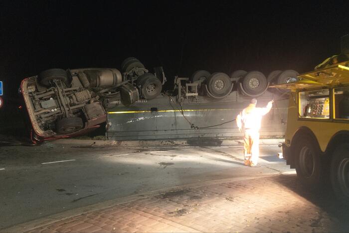 Vrachtwagen belandt op zijn kop in berm
