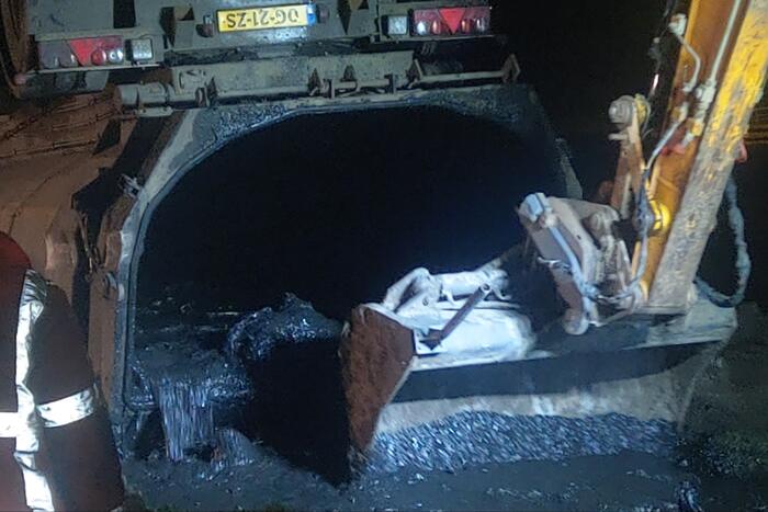 Vrachtwagen belandt op zijn kop in berm