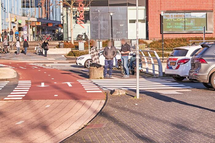 Scooterrijdster aangereden op rotonde bij Eemplein