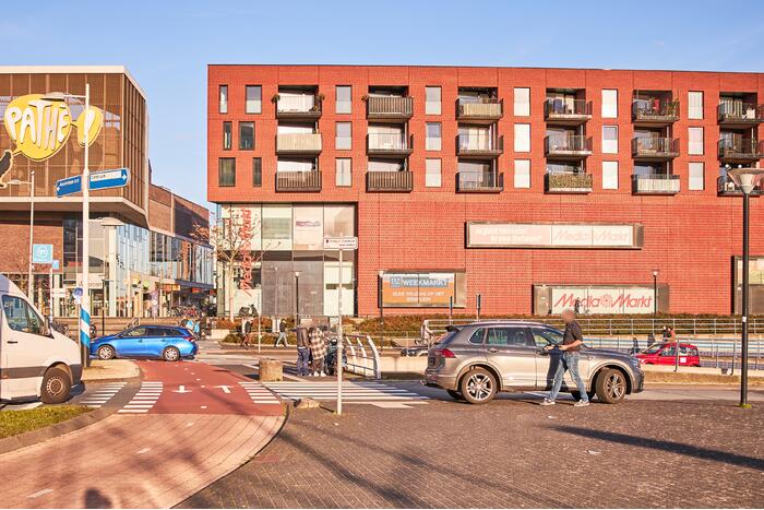 Scooterrijdster aangereden op rotonde bij Eemplein