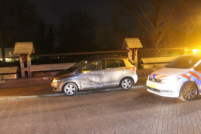 Schade na botsing op rotonde