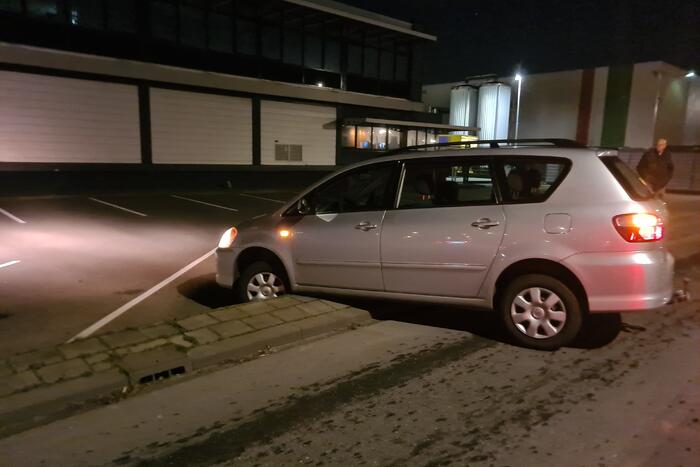 Automobilist komt vast te zitten bij keeractie