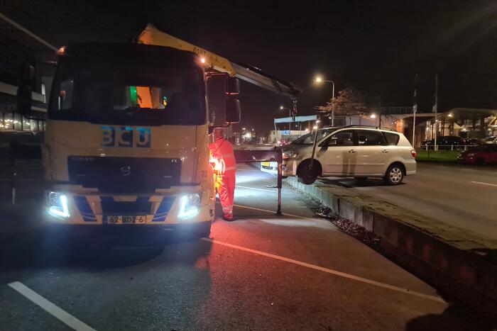 Automobilist komt vast te zitten bij keeractie