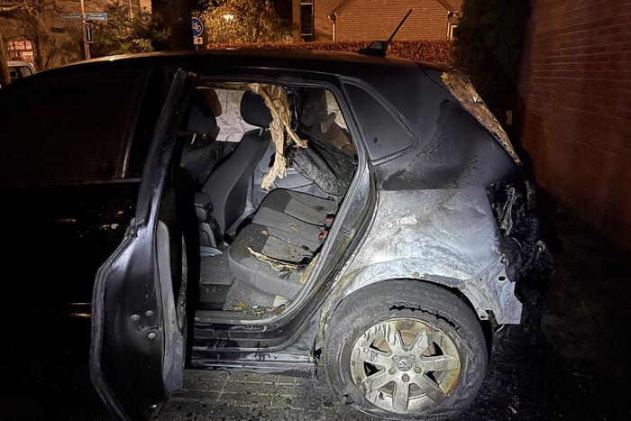 Schade na brand in twee auto's