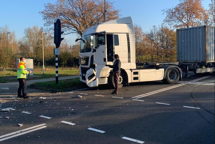 Vrachtwagen knalt achterop personenwagen