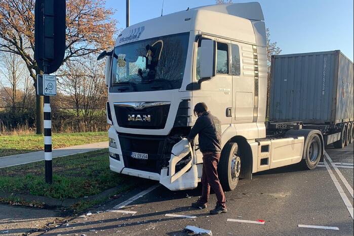 Vrachtwagen knalt achterop personenwagen