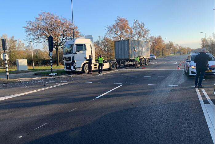 Vrachtwagen knalt achterop personenwagen