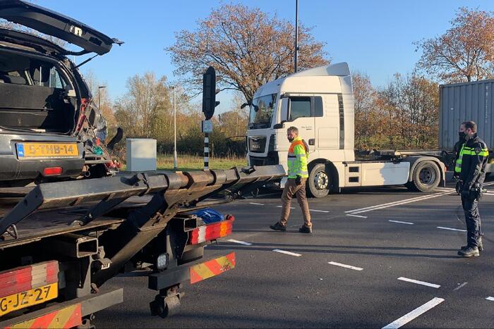 Vrachtwagen knalt achterop personenwagen