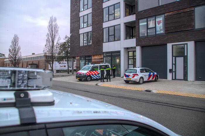 Agenten doen inval in bedrijfspand Waarderpolder